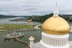 Mezquitas doradas y letreros árabes reciben a los visitantes que ingresan a la pequeña nación de Brunéi.