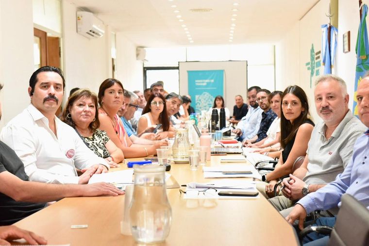 Los gremios rechazaron la oferta del 1,5% de Kicillof y presionan para que mejore la oferta Los gremios rechazaron la oferta del 1,5% de Kicillof y presionan para que mejore la oferta