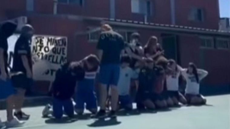 El video de los egresados se viralizó rápidamente y generó repudio en el colegio.