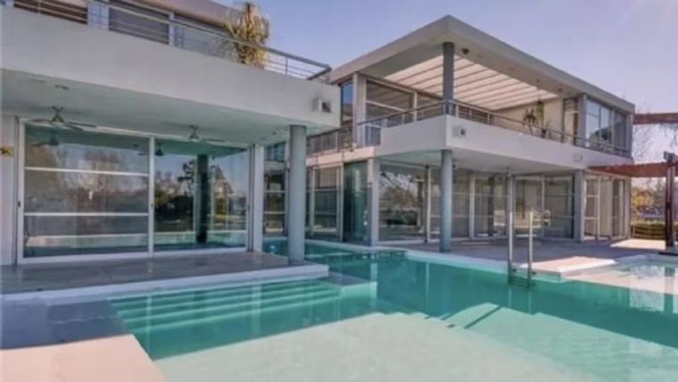 La imponente fachada de la mansión de Wanda Nara en el country Santa Bárbara, Tigre. La imponente fachada de la mansión de Wanda Nara en el country Santa Bárbara, Tigre.