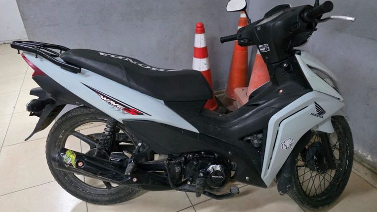 La moto secuestrada presentaba pedido de secuestro por robo simple desde abril. La moto secuestrada presentaba pedido de secuestro por robo simple desde abril.