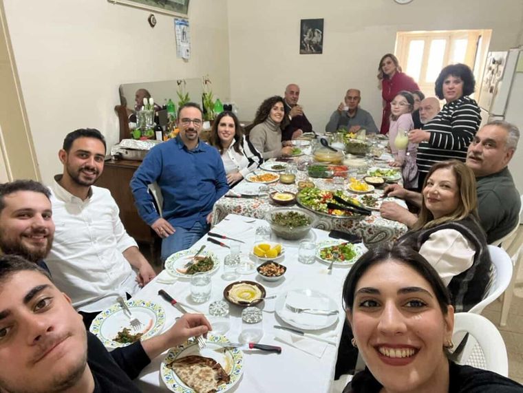 Ibrahim Mallah y su familia compartiendo el Domingo de Ramos. Ibrahim Mallah y su familia compartiendo el Domingo de Ramos.
