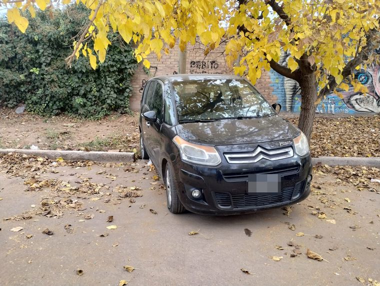 El auto robado fue recuperado en el interior del barrio semiprivado. El auto robado fue recuperado en el interior del barrio semiprivado.