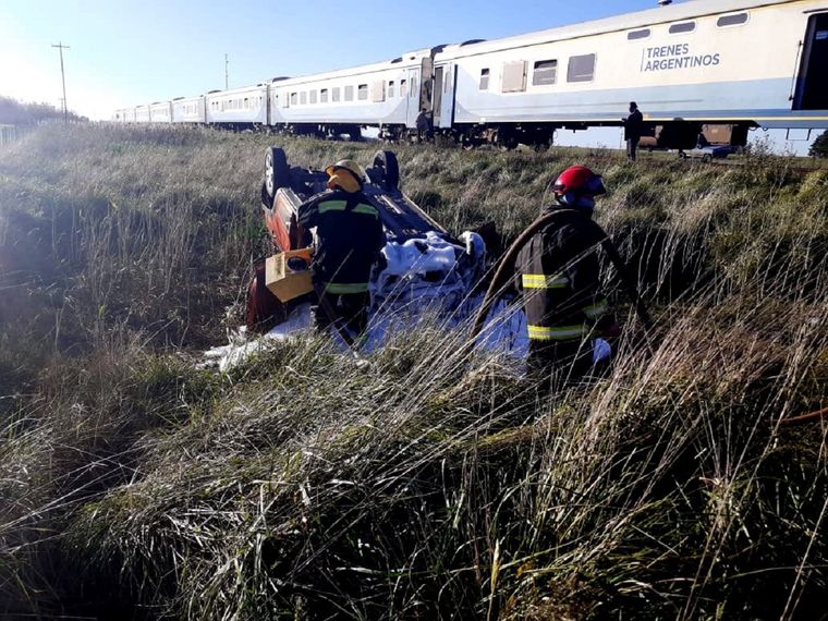 La pareja y el menor fueron embestidos por el tren cuando quisieron cruzar las vías con su auto