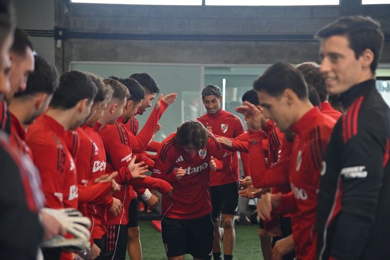 Matías Galarza fue recibido por sus compañeros con el tradicional pasillo de bienvenida