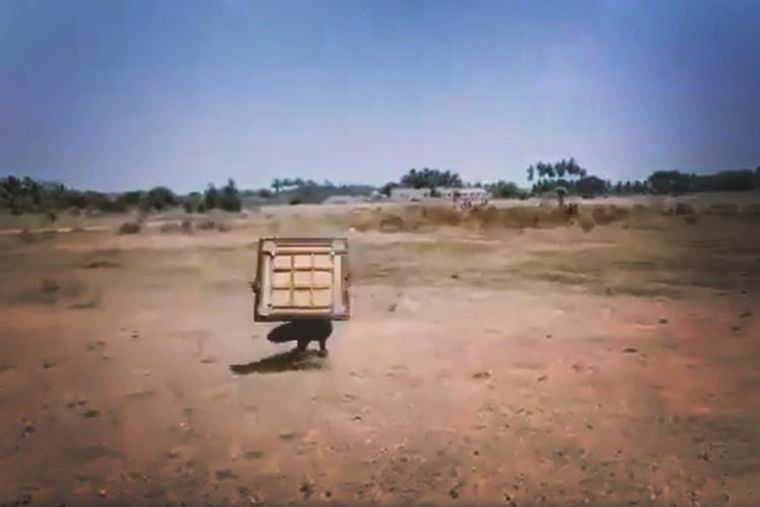 Tiruppur Un joven se cubre para que la cámara del dron no pueda registrarlo.