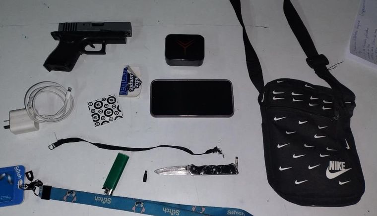 La policía encontró el bolso que contenía la réplica de un arma La policía encontró el bolso que contenía la réplica de un arma