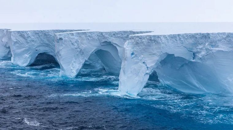 El movimiento de las olas abre cuevas y arcos en las paredes del iceberg A23a. Foto: EYOS EXPEDITIONS/RICHARD SIDEY