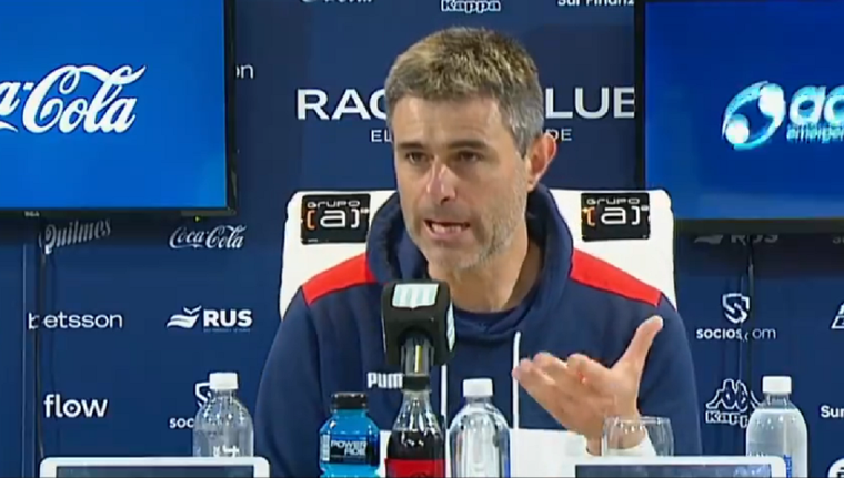 El director técnico enfrentó los micrófonos en conferencia de prensa. Foto: Captura