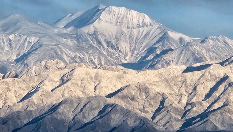 El pronóstico anuncia nevadas en zonas del llan y un marcado descenso térmico.