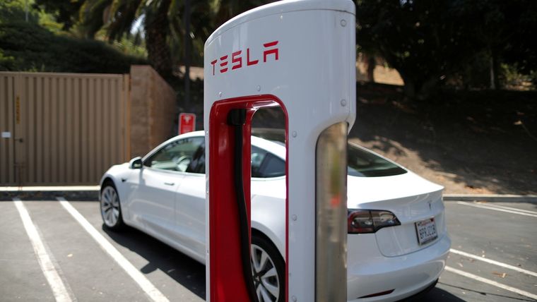 Una de las estaciones Tesla SuperCharger en Los Ángeles, California, EE.UU., el 9 de julio de 2020