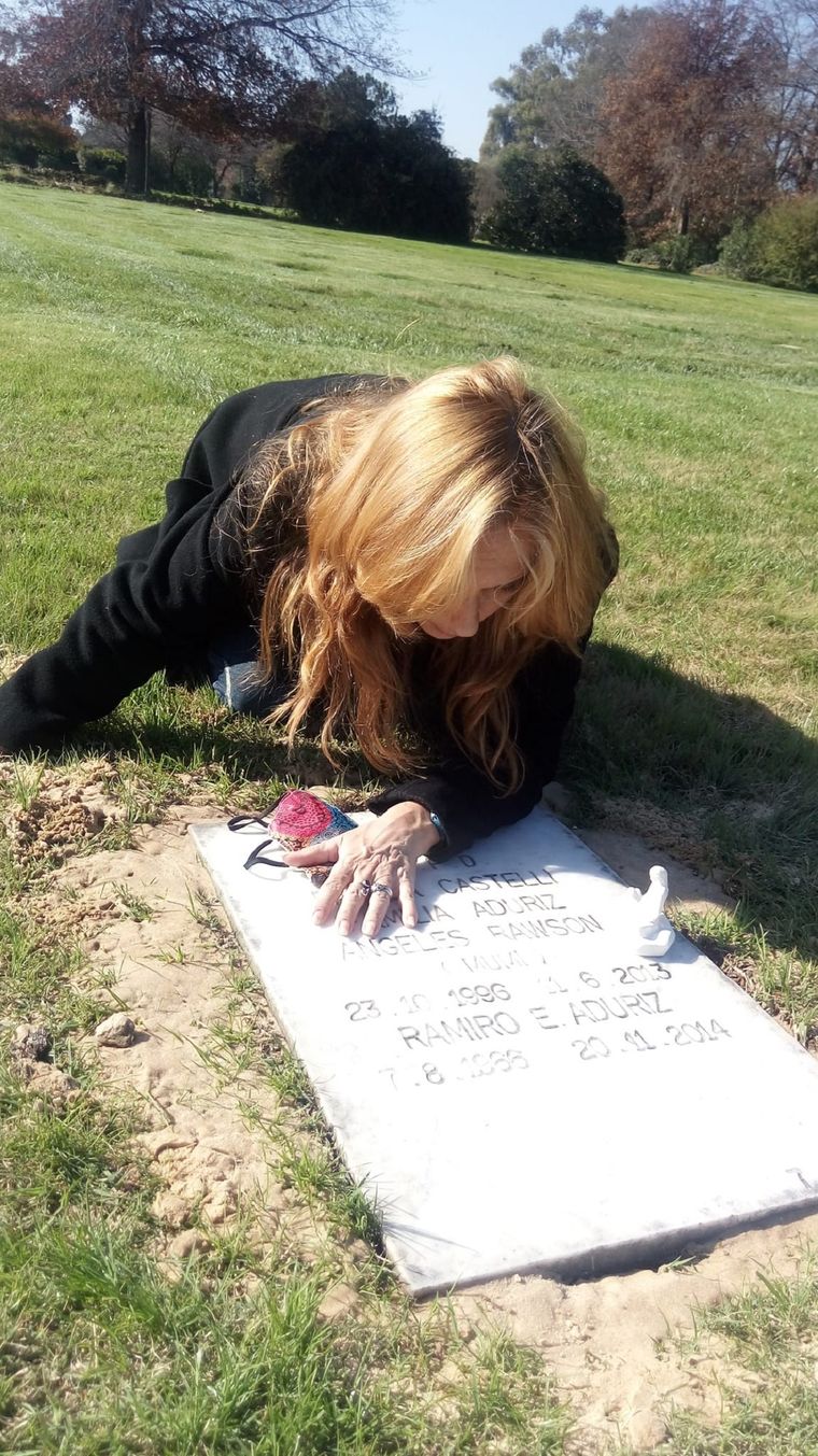 Jimena Aduriz publicó una foto junto a la tumba de Ángeles Foto: Facebook