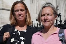 Sarah Osborne (derecha), fotografiada con su pareja Helen Arnold. Foto: RAEPH BALLANTYNE/BBC