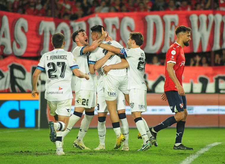 Vélez celebra el gol de Aquino. Foto: FotoBaires