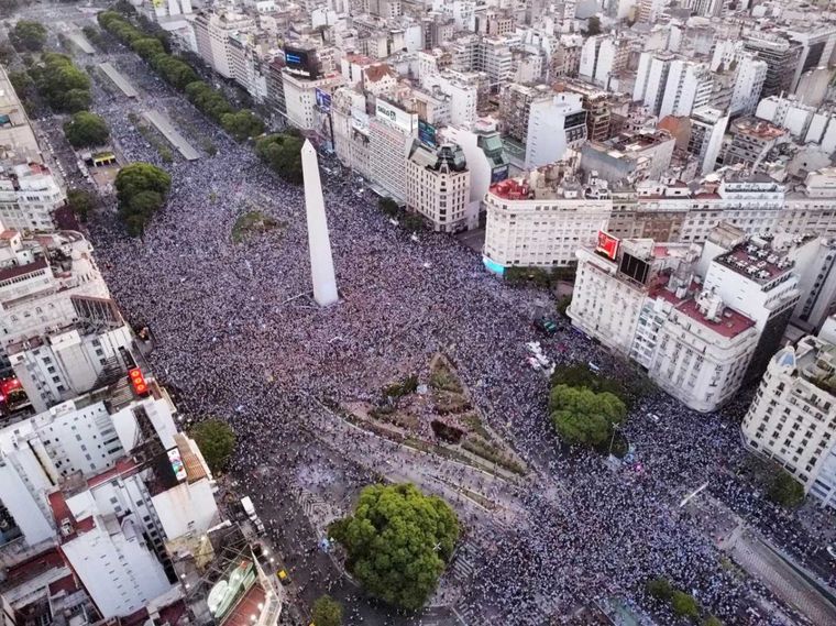 Impactante imagen de la Avenida 9 de Julio, donde miles de personas llegaron para festejar el triunfo de la Selección. Foto: NA