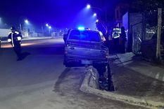 Salió de un bar, se fue manejando alcoholizado y cayó con su camioneta en una acequia en Maipú. Salió de un bar, se fue manejando alcoholizado y cayó con su camioneta en una acequia en Maipú.