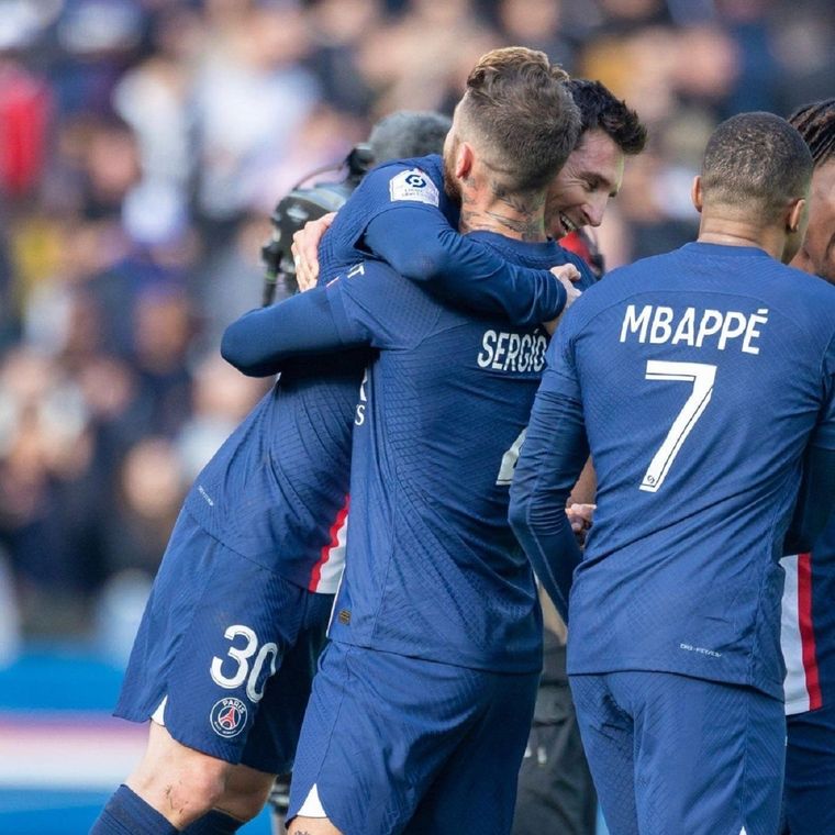 Sergio Ramos abraza a Messi tras la victoria del PSG. Foto: @PSG_espanol