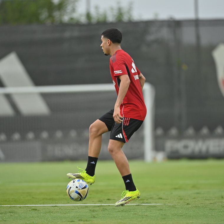 Kendry Páez es el único futbolista de River que entrena a doble turno. Kendry Páez es el único futbolista de River que entrena a doble turno.