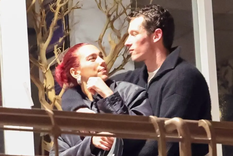 Dua Lipa fue fotografiada a los besos y caricias con su nuevo novio, Callum Turner. Foto: The Daily Stardust / BACKGRID