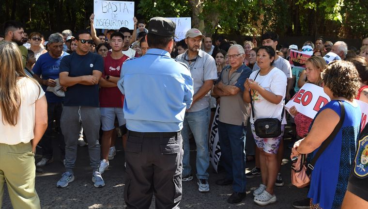 Vecinos de Rodeo del Medio se manifestaron contra la inseguridad Foto: ALF PONCE MERCADO / MDZ