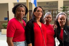Acompañada de familiares, Marilin (segunda por la izquierda) exige un castigo para quienes considera responsables de la muerte de su hija Lorraine.