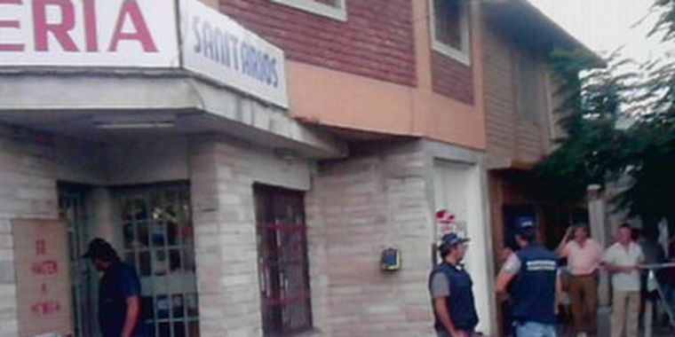 Un ladrón murió en el lugar y el otro en el hospital.