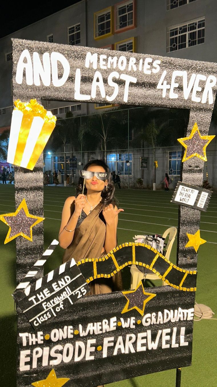 La tendencia para sacarse fotografías en cenas de egresados. La tendencia para sacarse fotografías en cenas de egresados. 