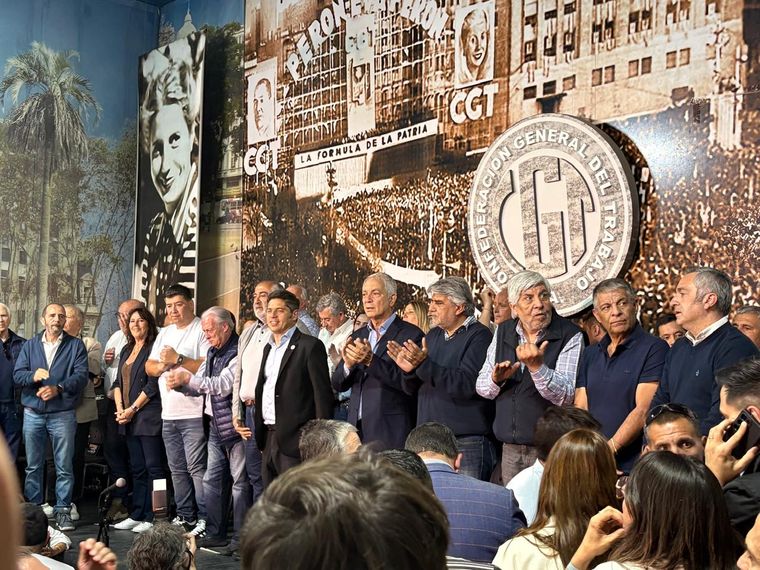 Axel Kicillof entre los dirigentes de la CGT.