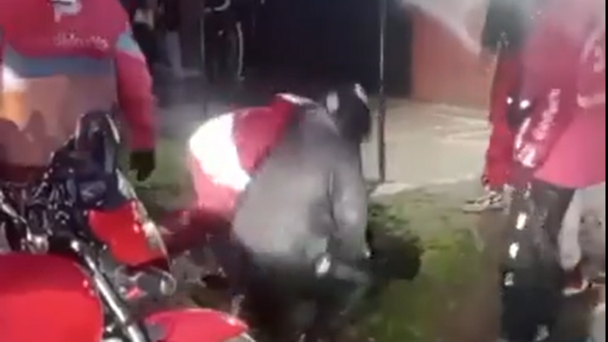"¿Ahora pedís por favor?", un grupo de repartidores golpeó a un ladrón que le robó la moto a un compañero