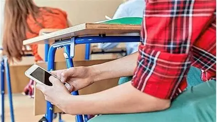 Desde 2024, la Ciudad de Buenos Aires regula el uso de dispositivos digitales personales en las escuelas. Desde 2024, la Ciudad de Buenos Aires regula el uso de dispositivos digitales personales en las escuelas.