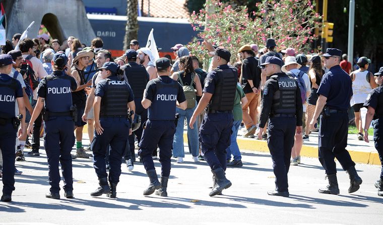 Policías controlando la marcha en el nudo vial.