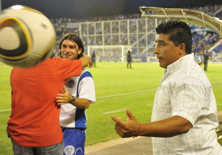 Asad debutó con un triunfo de lujo ante el Lobo platense. Foto: Pachy Reynoso/MDZ