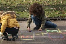 Hay que cuidar el desarrollo físico, emocional y creativo de los chicos. Hay que cuidar el desarrollo físico, emocional y creativo de los chicos.