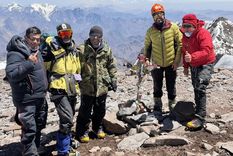 Veteranos argentinos y británicos alcanzaron la cumbre del Aconcagua. Veteranos argentinos y británicos alcanzaron la cumbre del Aconcagua.