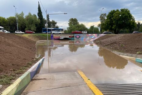 El puente del Shopping inundado tras la tormenta de esta tarde. El puente del Shopping inundado tras la tormenta de esta tarde.