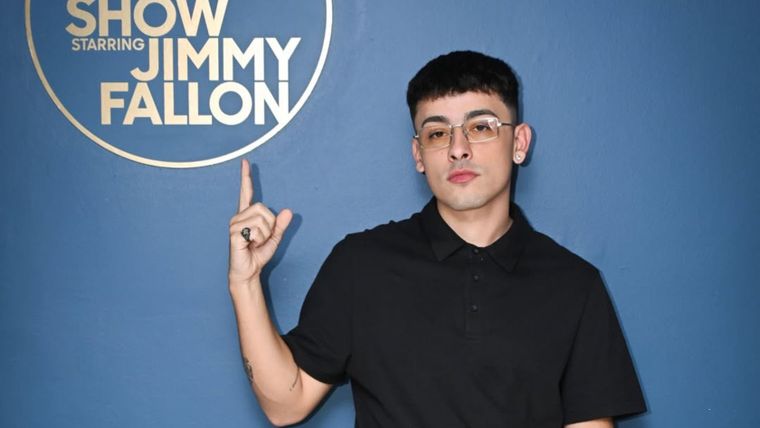 La banda de Trueno, compuesta por destacados músicos locales, posó en el backstage del icónico estudio 6B. / Instagram @fallontonight