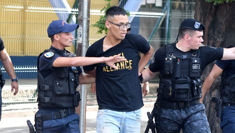 Detenido durante los enfrentamientos en Plaza Independencia Foto: Santiago Tagua/MDZ