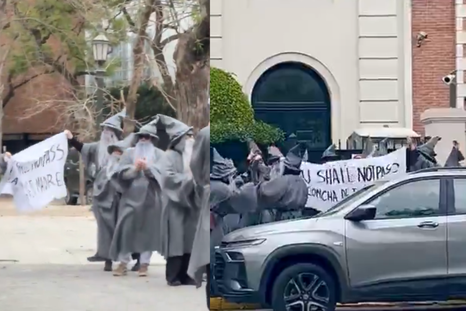 Protestan vestidos de Gandalf.