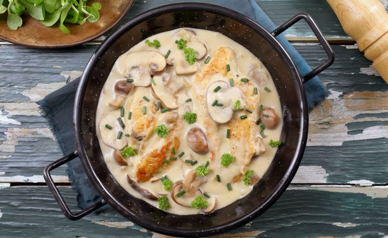 Pollo con salsa de champiñones Una receta simple y deliciosa en pocos minutos. Foto: Shutterstock