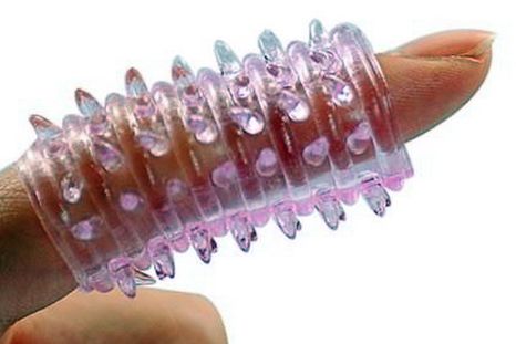 ¡Ay! Se le atoró el anillo erótico en el peor lugar posible...