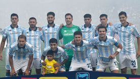 Racing enfrenta a Sarmiento en el Estadio Eva Perón.