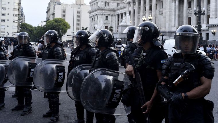 Se espera una fuerte presencia policial ante las manifestaciones convocadas por grupos opositores al Gobierno. Foto: Juan Mateo Aberastain/MDZ