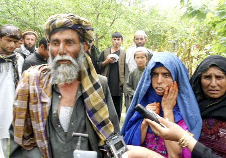 Lal Bibi, entre su abuelo y su madre. Foto: the new york times