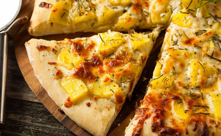 Pizza de patatas y romero Una receta exquisita para hacer en minutos. Foto: Shutterstock