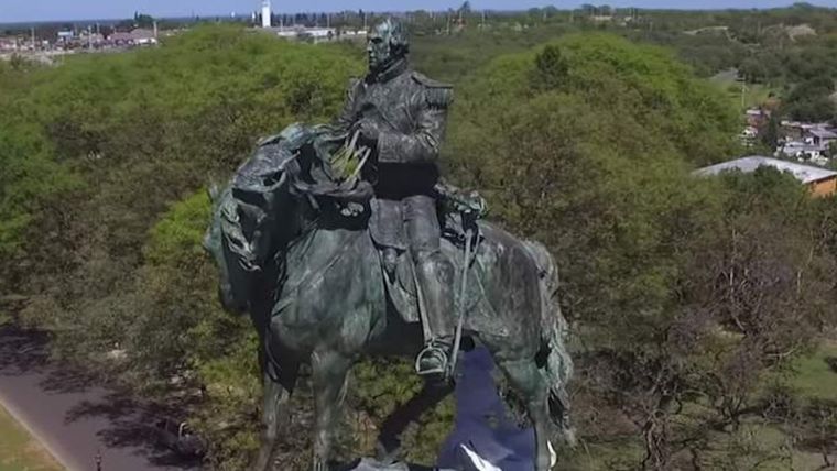 El bronce de Querol en el coronamiento del monumento