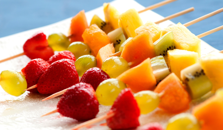 Los brochettes de frutas son una de las recetas más simples para preparar con los chicos. Los brochettes de frutas son una de las recetas más simples para preparar con los chicos.
