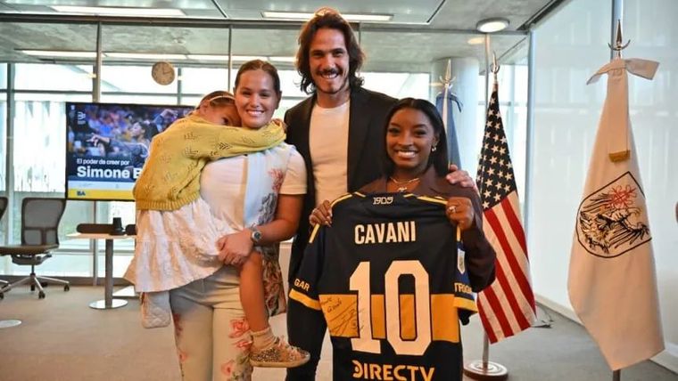 Cavani tuvo un encuentro con Simone Biles y le regaló una camiseta de Boca. Cavani tuvo un encuentro con Simone Biles y le regaló una camiseta de Boca.