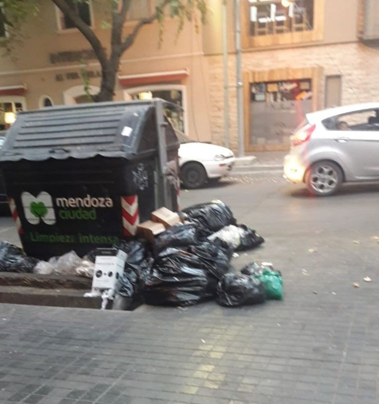 Todos los días el contenedor colocado fuera de uno de los locales de calle Arístides colapsa por la cantidad de residuos.