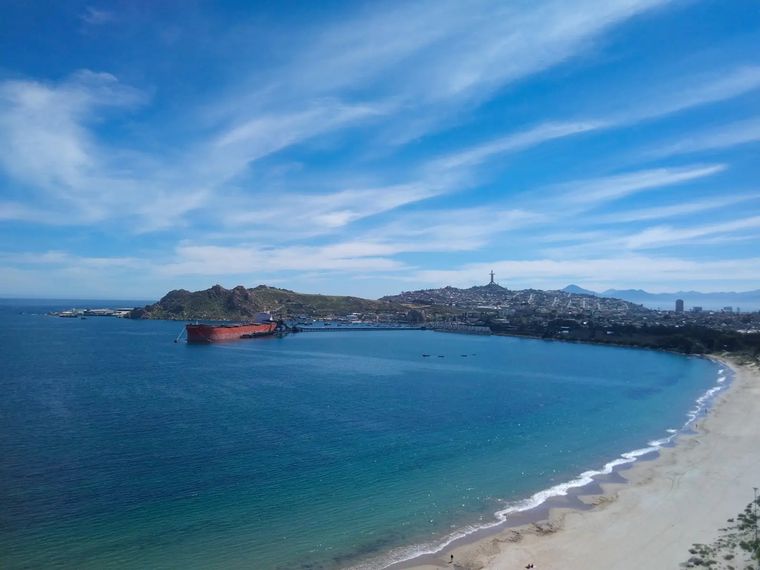 La playa de La Herradura en Chile se caracteriza por su bahía cerrada que mantiene el mar en calma.