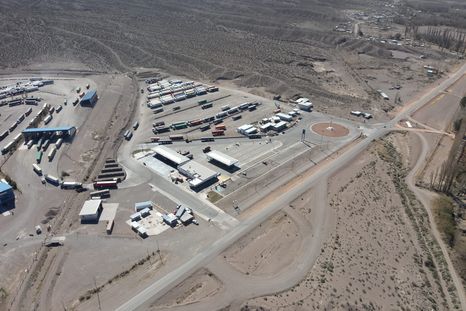Los camiones en Uspallata esperando para pasar a Chile.